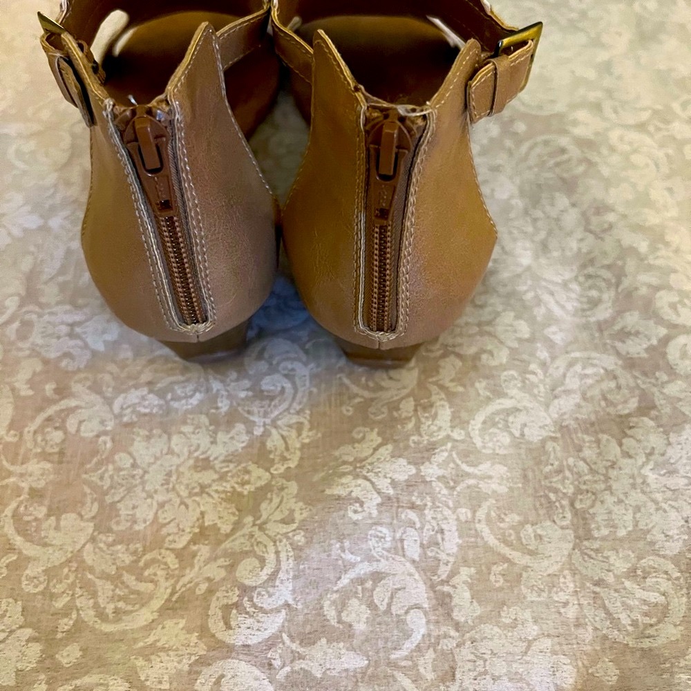✅🆕 Aerosoles heel test tan with gold trim sandel/ shoes - Picture 9 of 12
